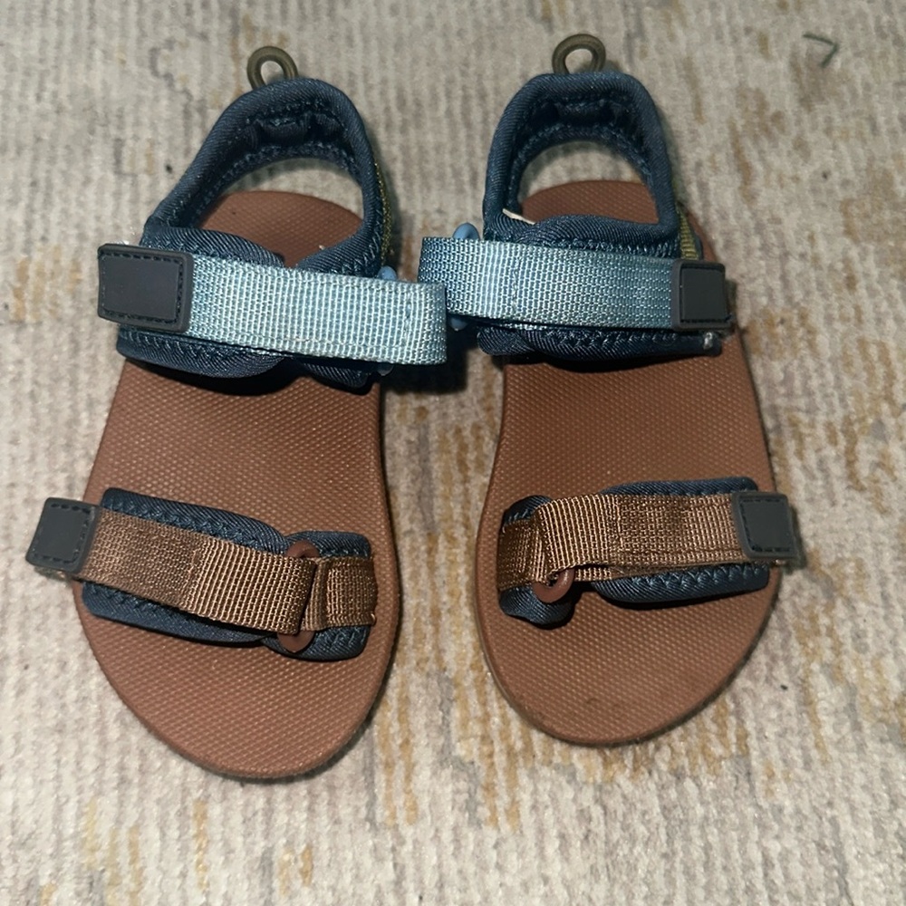 Old navy Velcro sandals size 6 toddler